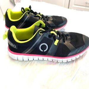 Skora sneakers running shoe SZ. 7.5. Black neon Gently worn
